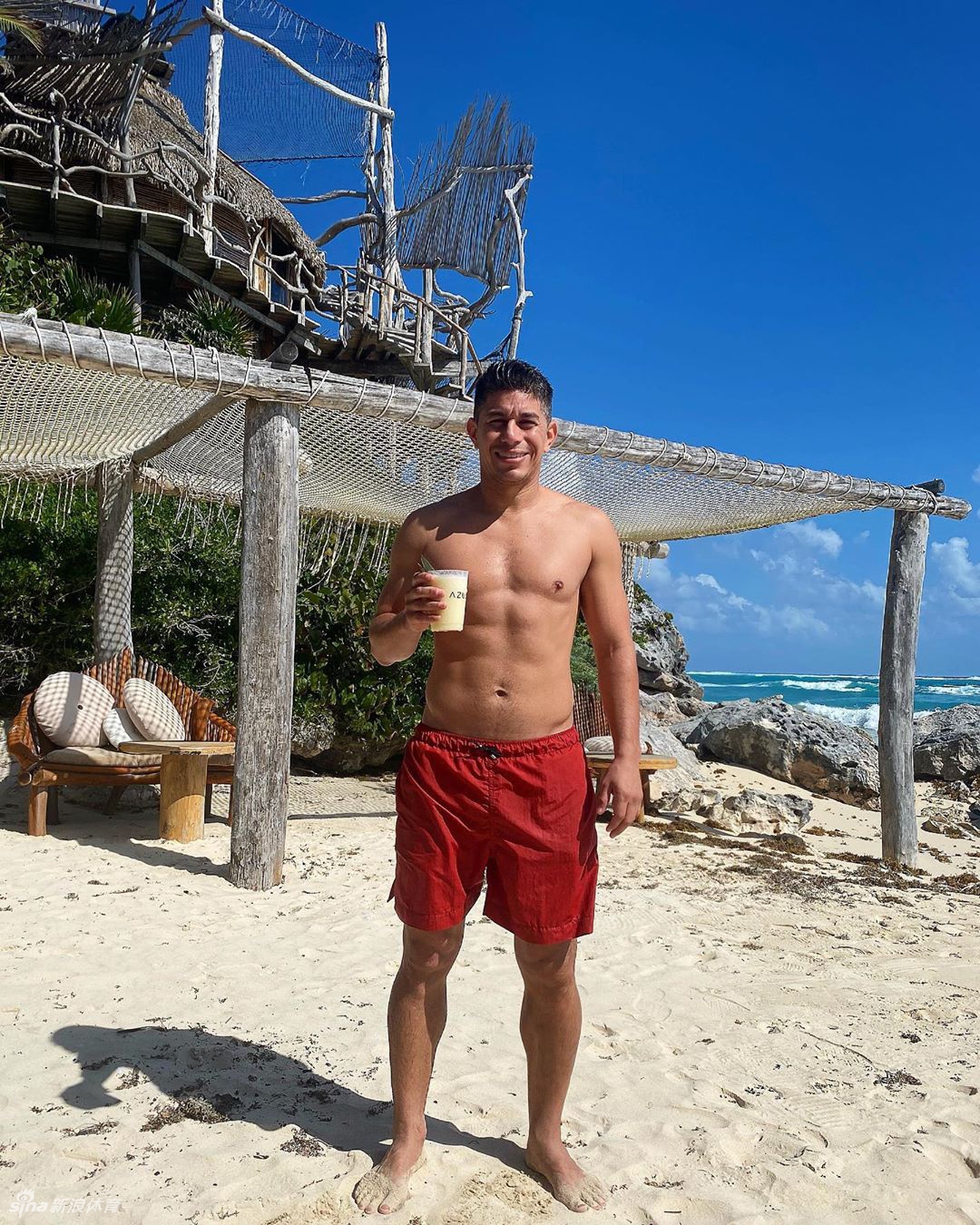 曝孔卡要回中国复出 晒照秀腹肌37岁身材没走样