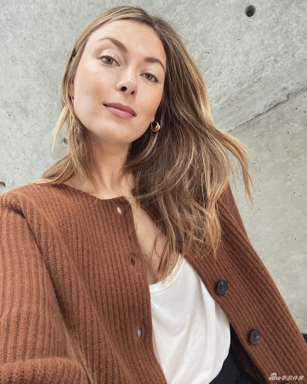 莎娃感受田园风光丸子头发型抢镜