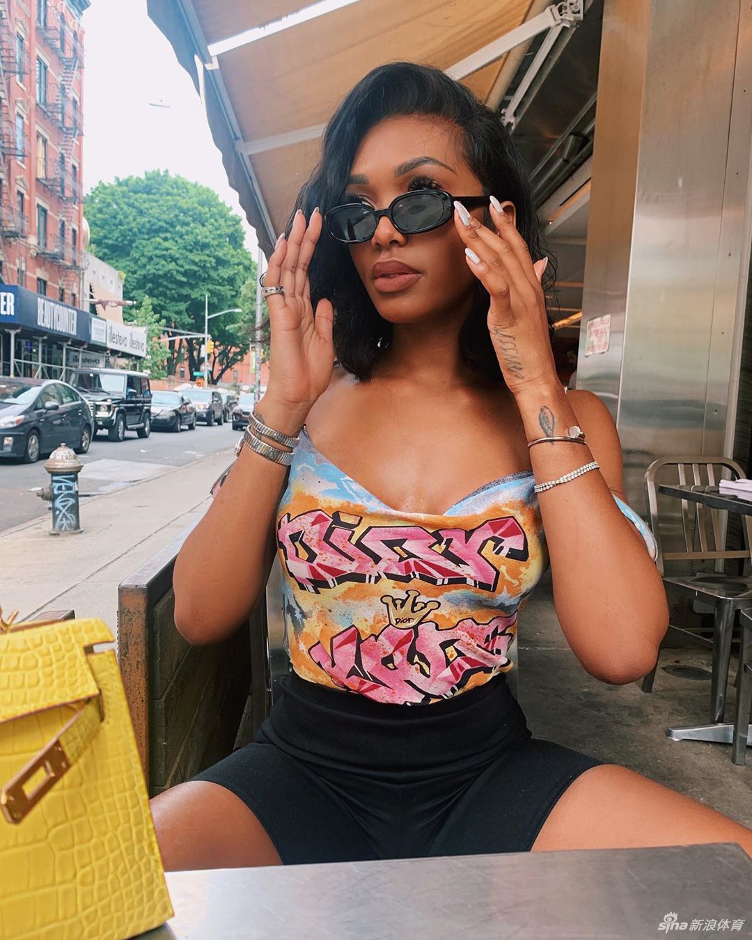 魔术师养女发自拍秀好身材 妖娆程度堪比亲哥