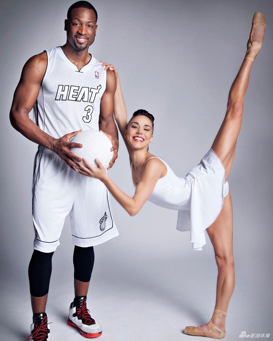 韦德与拉拉队美女合拍大片 牵辣妹玉足笑看妖娆身段