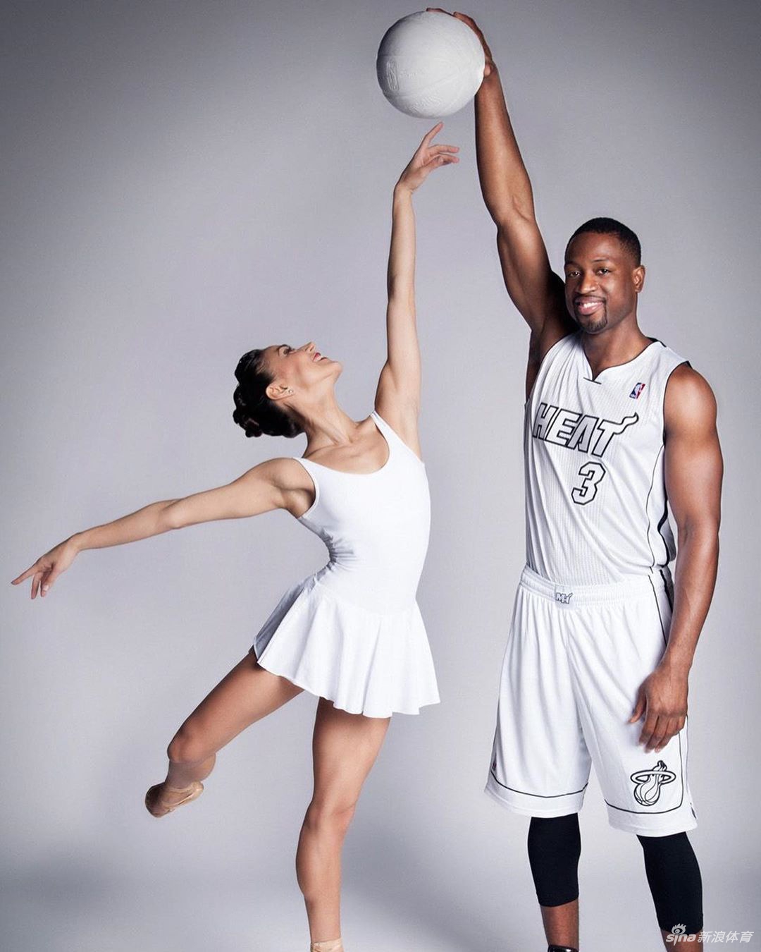 韦德与拉拉队美女合拍大片 牵辣妹玉足笑看妖娆身段