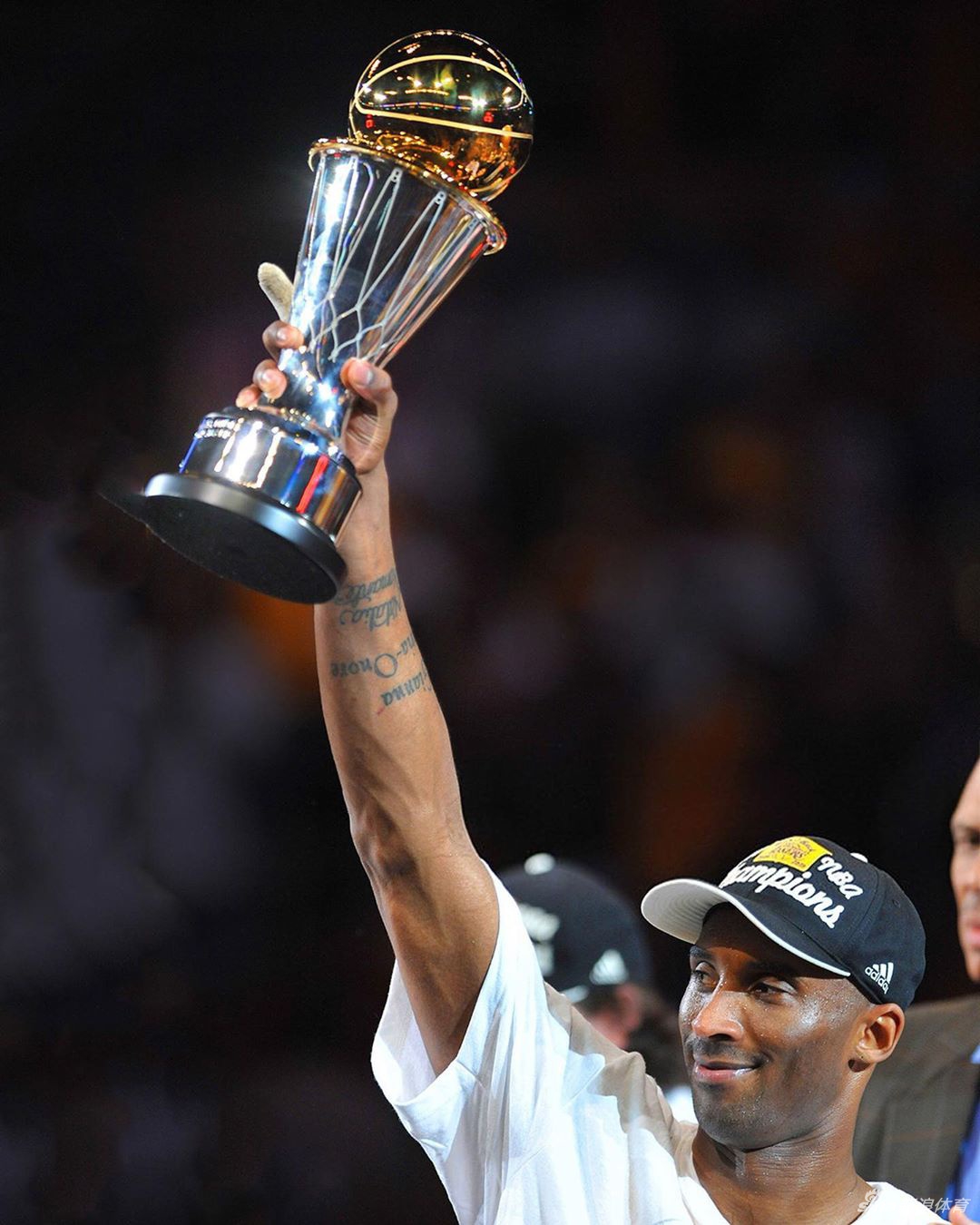 十年前的今天湖人抢七赢总冠军 科比夺生涯第五冠