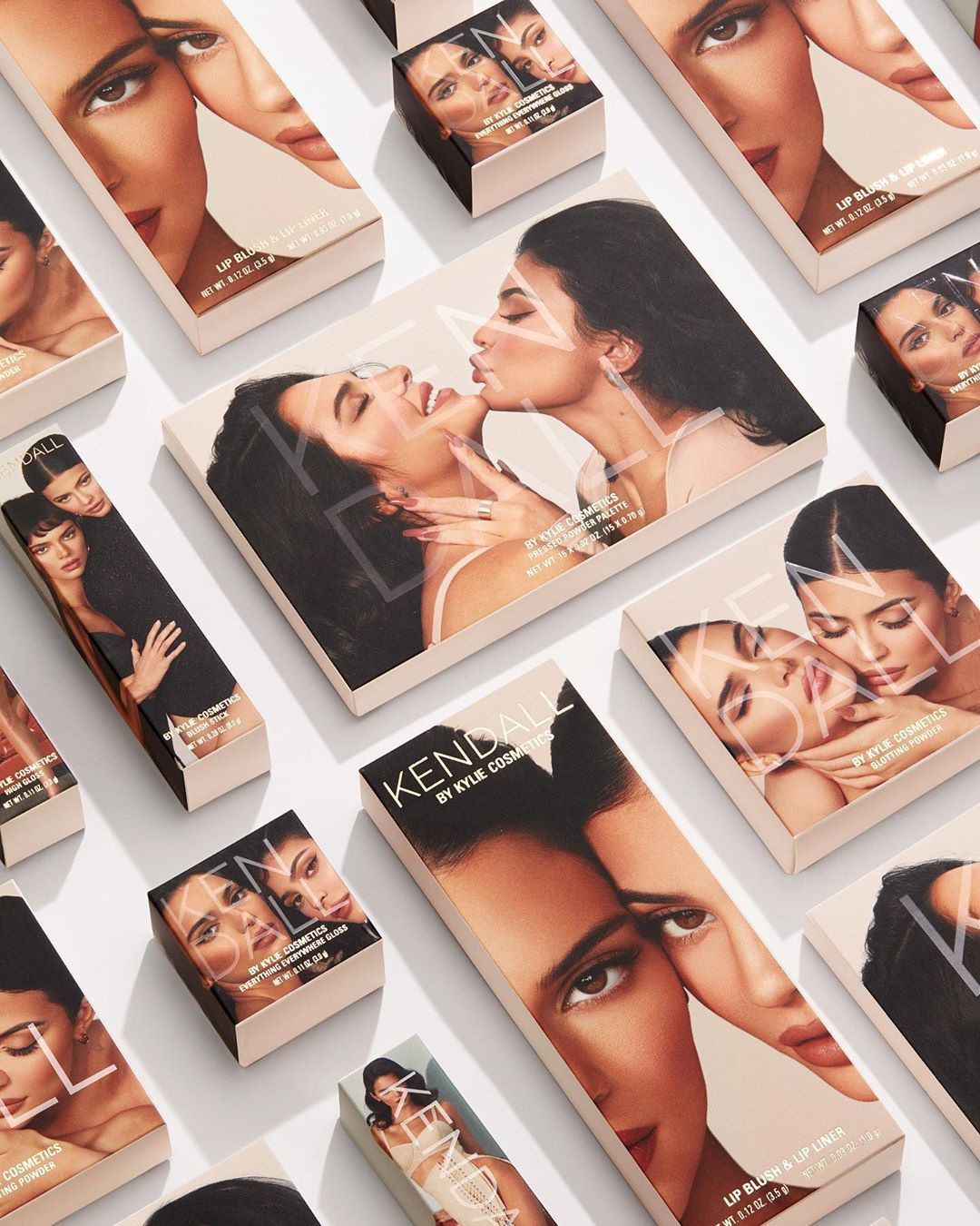 詹娜姐妹联名出品化妆品 姐妹花联手秀容颜+美腿