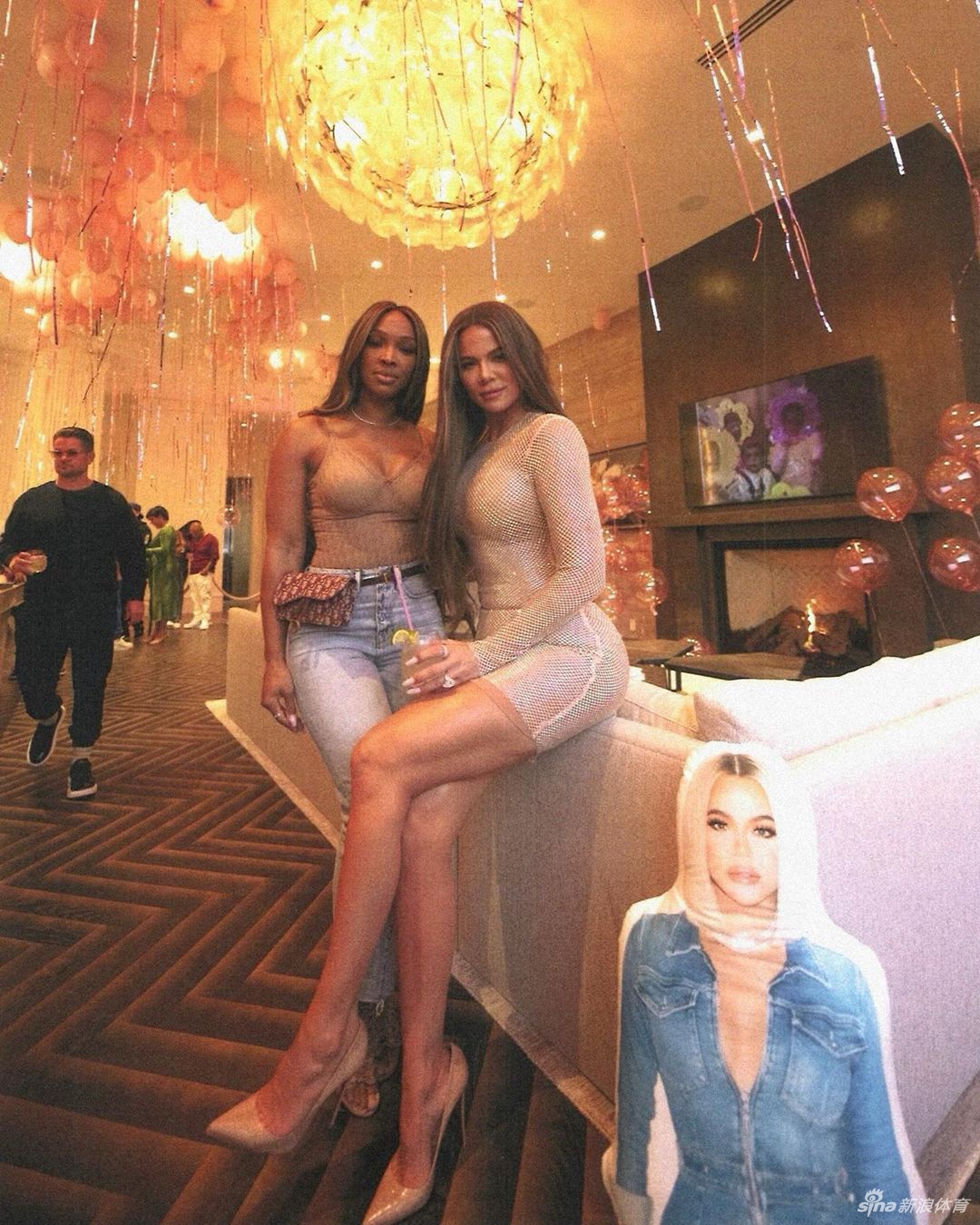 科勒卡戴珊晒美照秀大长腿 S型曲线实在太火辣