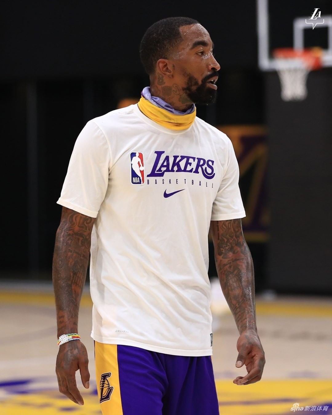 湖人队内训练詹姆斯戴口罩光膀子 JR现身眼中都是渴望