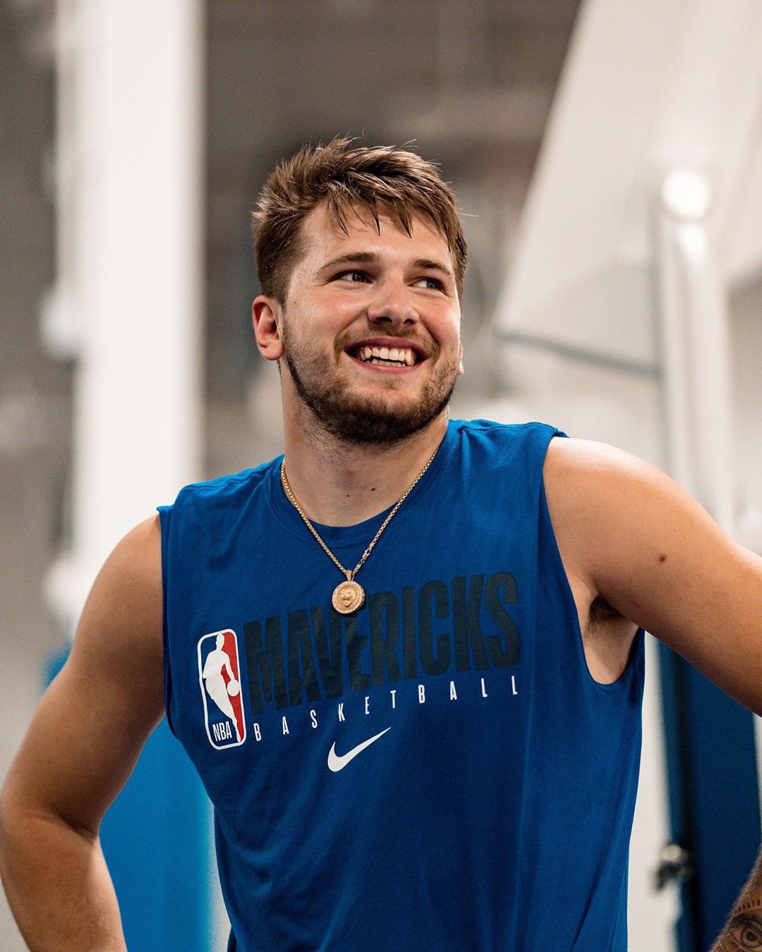 独行侠队内训练气氛轻松 东契奇笑容满面_高清图集_新浪网