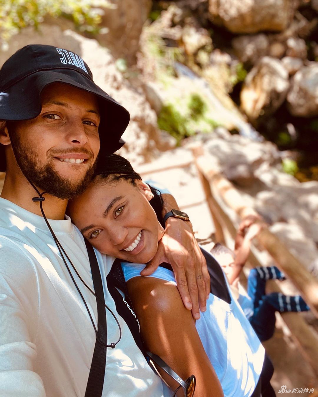 妻子晒库里背媳妇照片秀恩爱：我们坠入了爱河