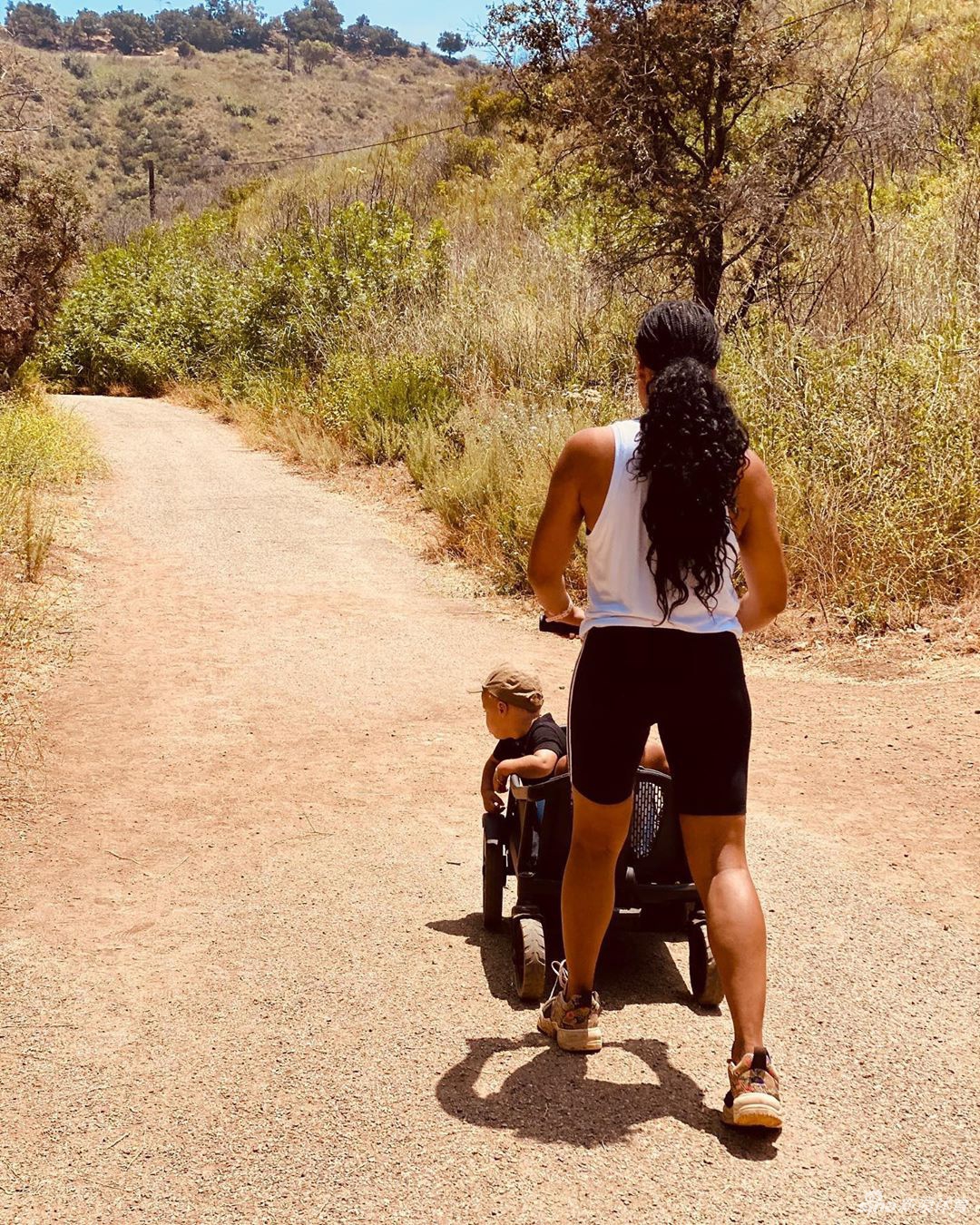 妻子晒库里背媳妇照片秀恩爱：我们坠入了爱河