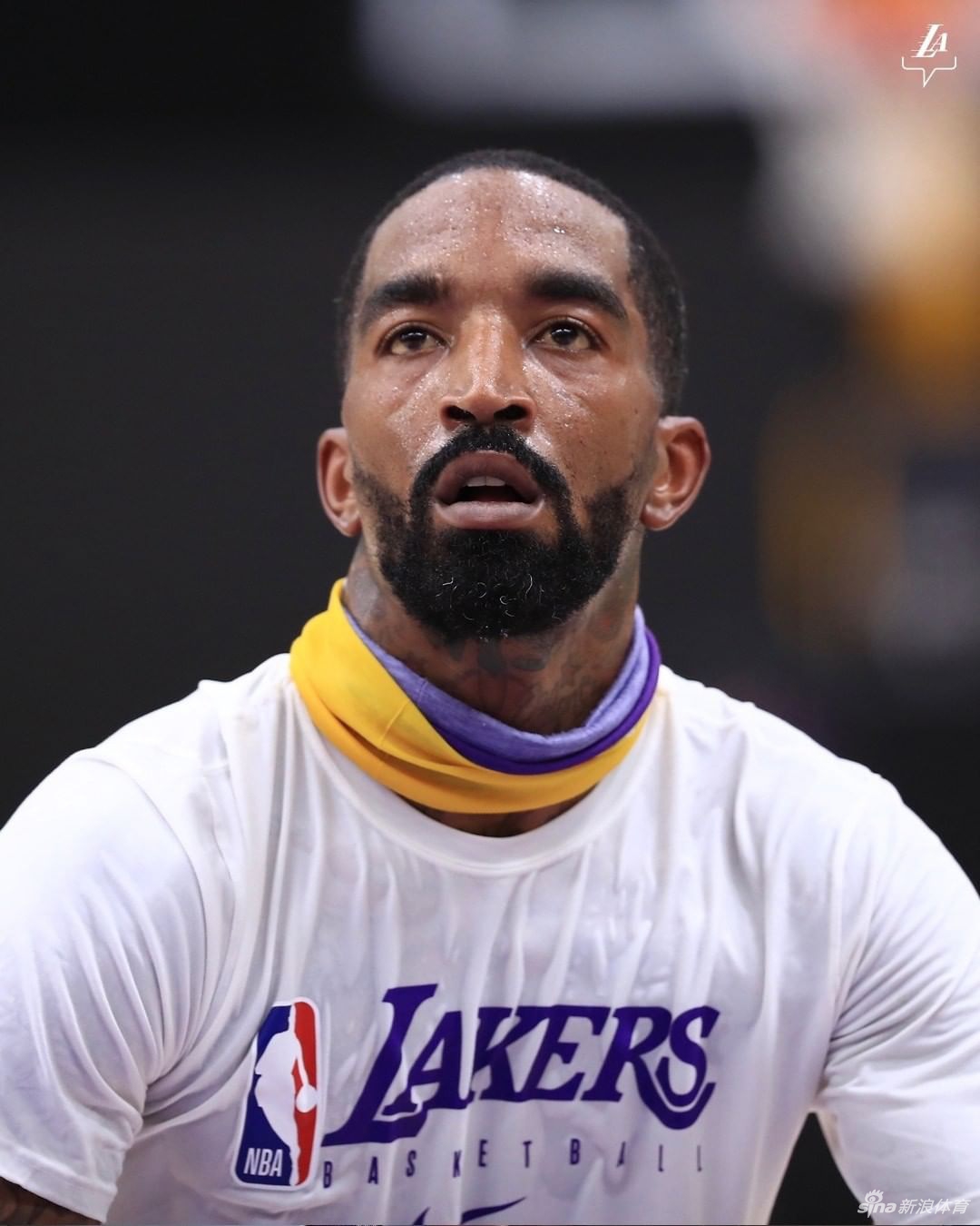 湖人队内训练詹姆斯戴口罩光膀子 JR现身眼中都是渴望