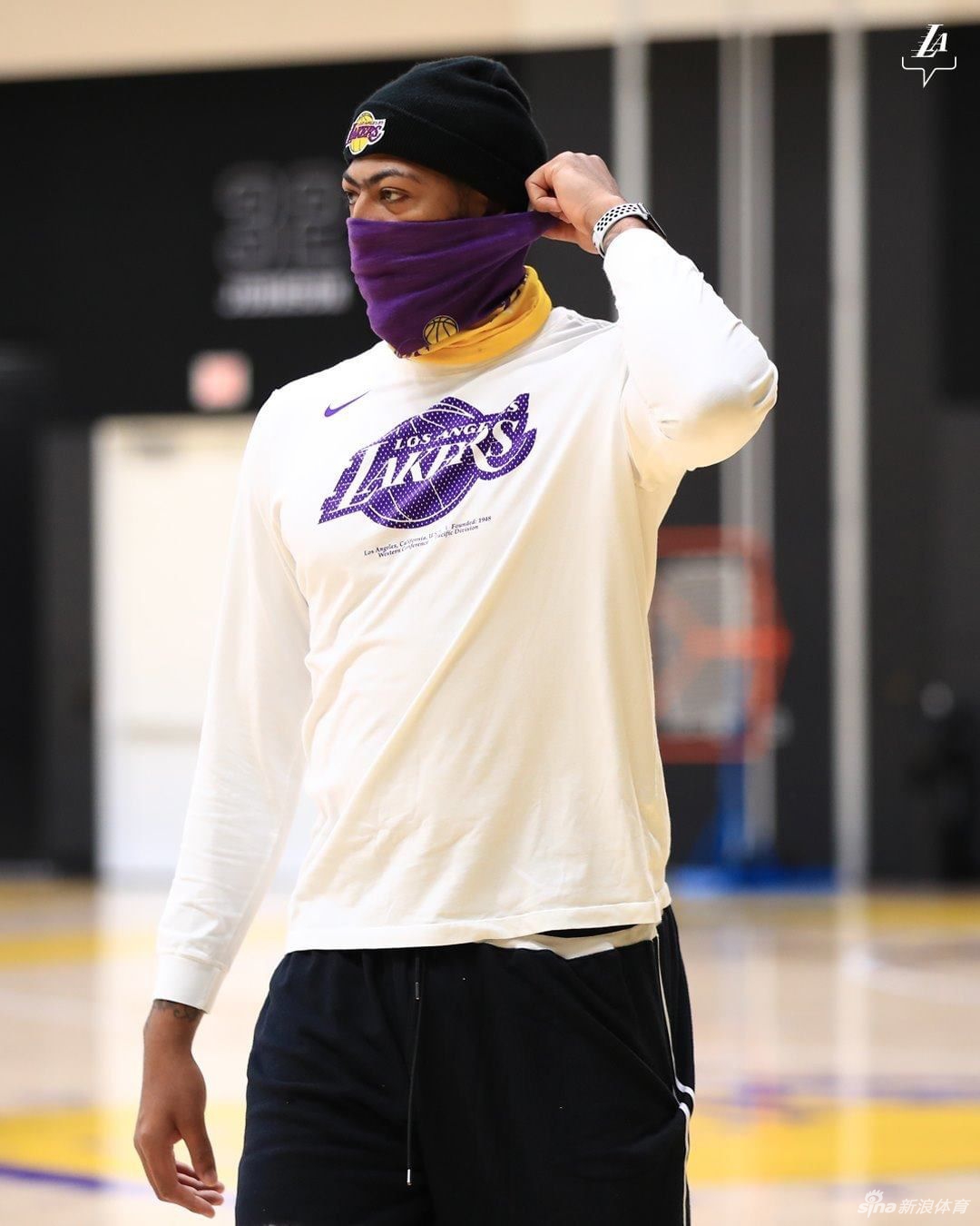 湖人官媒号召球迷都戴上口罩 詹姆斯训练秀大肌肉