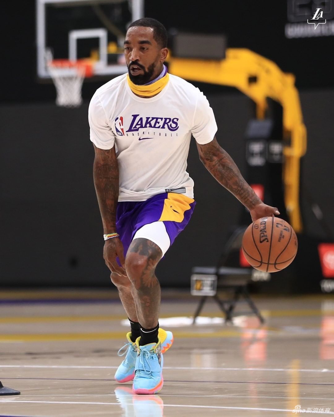 湖人队内训练詹姆斯戴口罩光膀子 JR现身眼中都是渴望