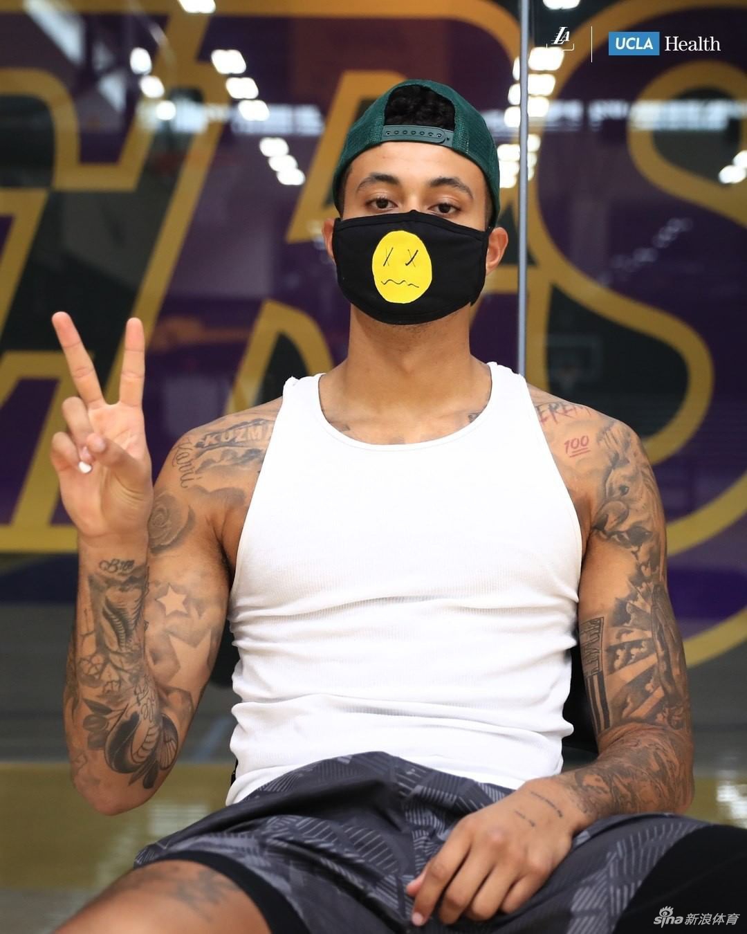 湖人官媒号召球迷都戴上口罩 詹姆斯训练秀大肌肉