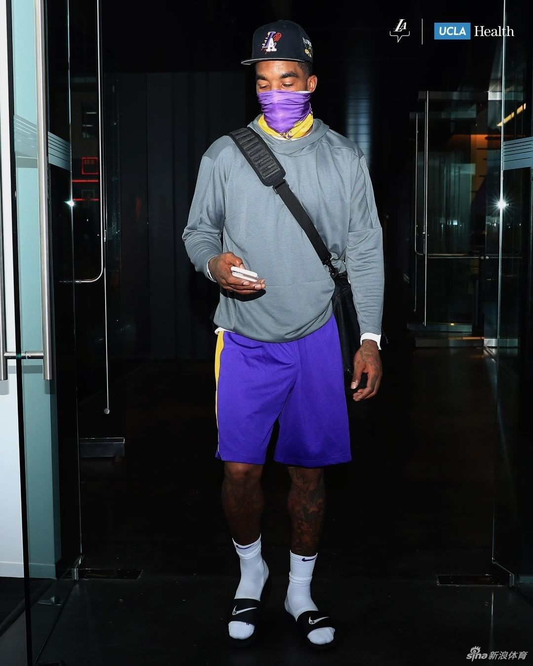 湖人官媒号召球迷都戴上口罩 詹姆斯训练秀大肌肉