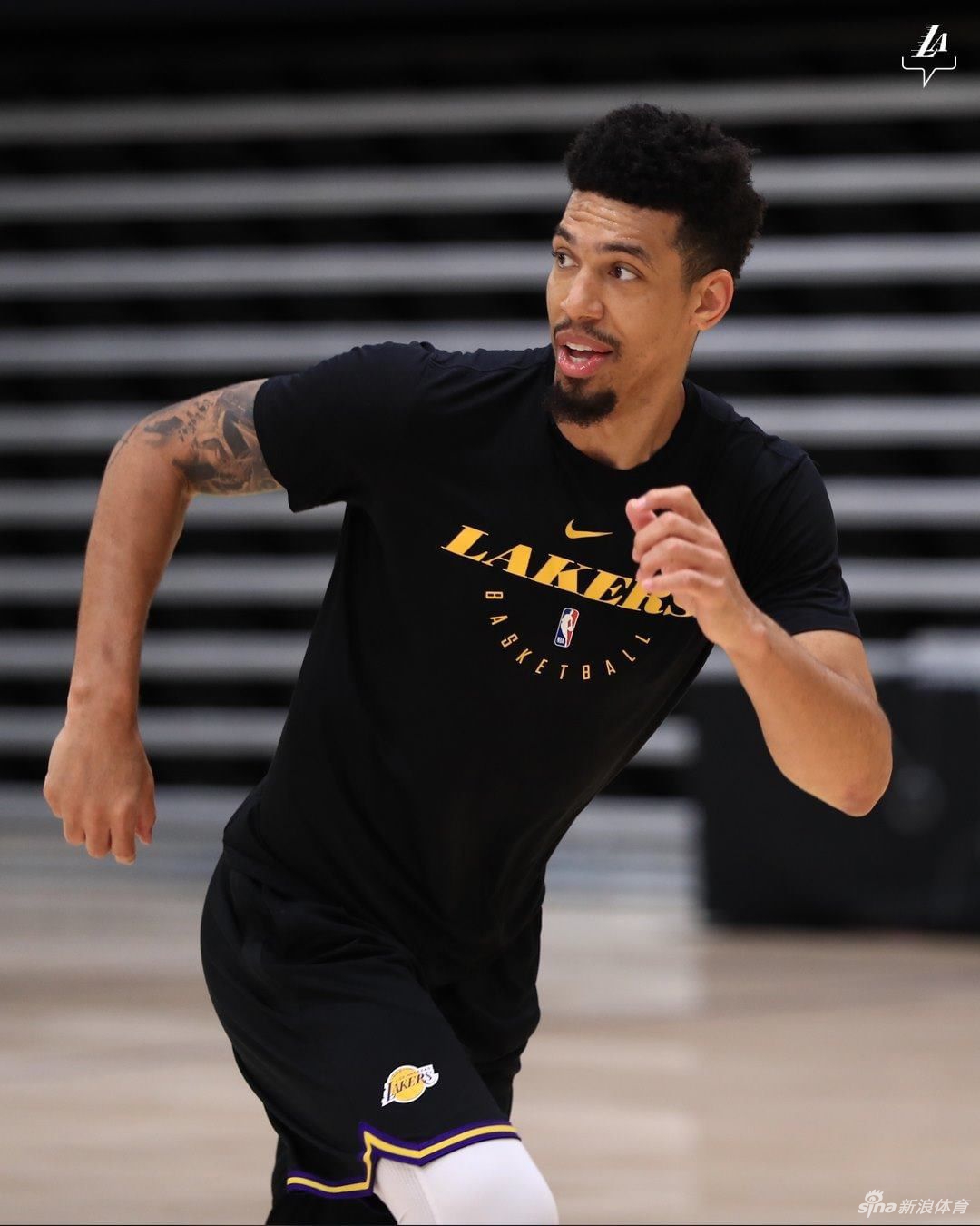 湖人官媒号召球迷都戴上口罩 詹姆斯训练秀大肌肉