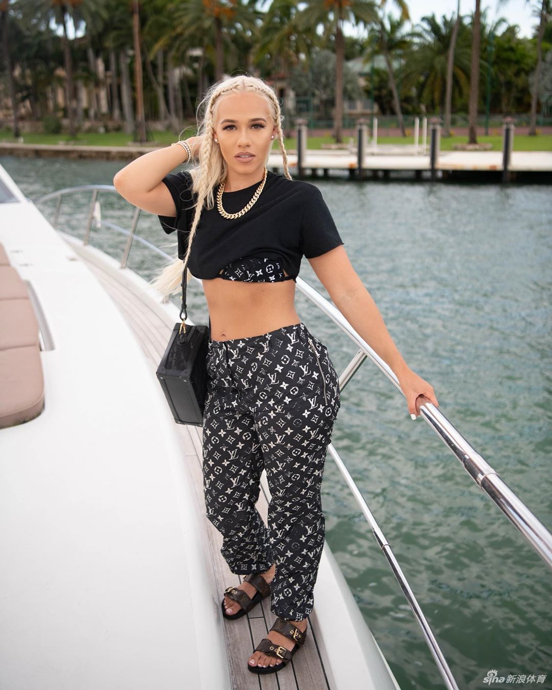 罗斯携女友在菲律宾度假晒照 无人戴口罩