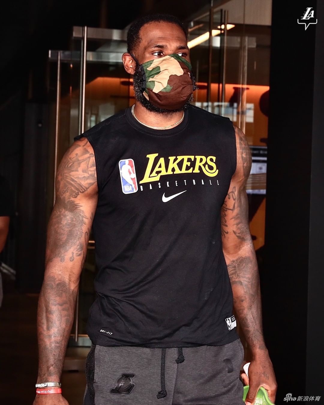 湖人官媒号召球迷都戴上口罩 詹姆斯训练秀大肌肉