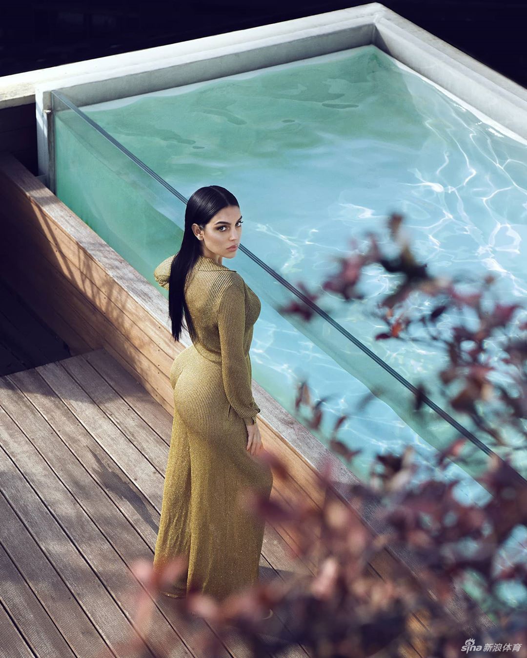 C罗女友晒泳装美照男友点赞 C罗：地球上最美的女人