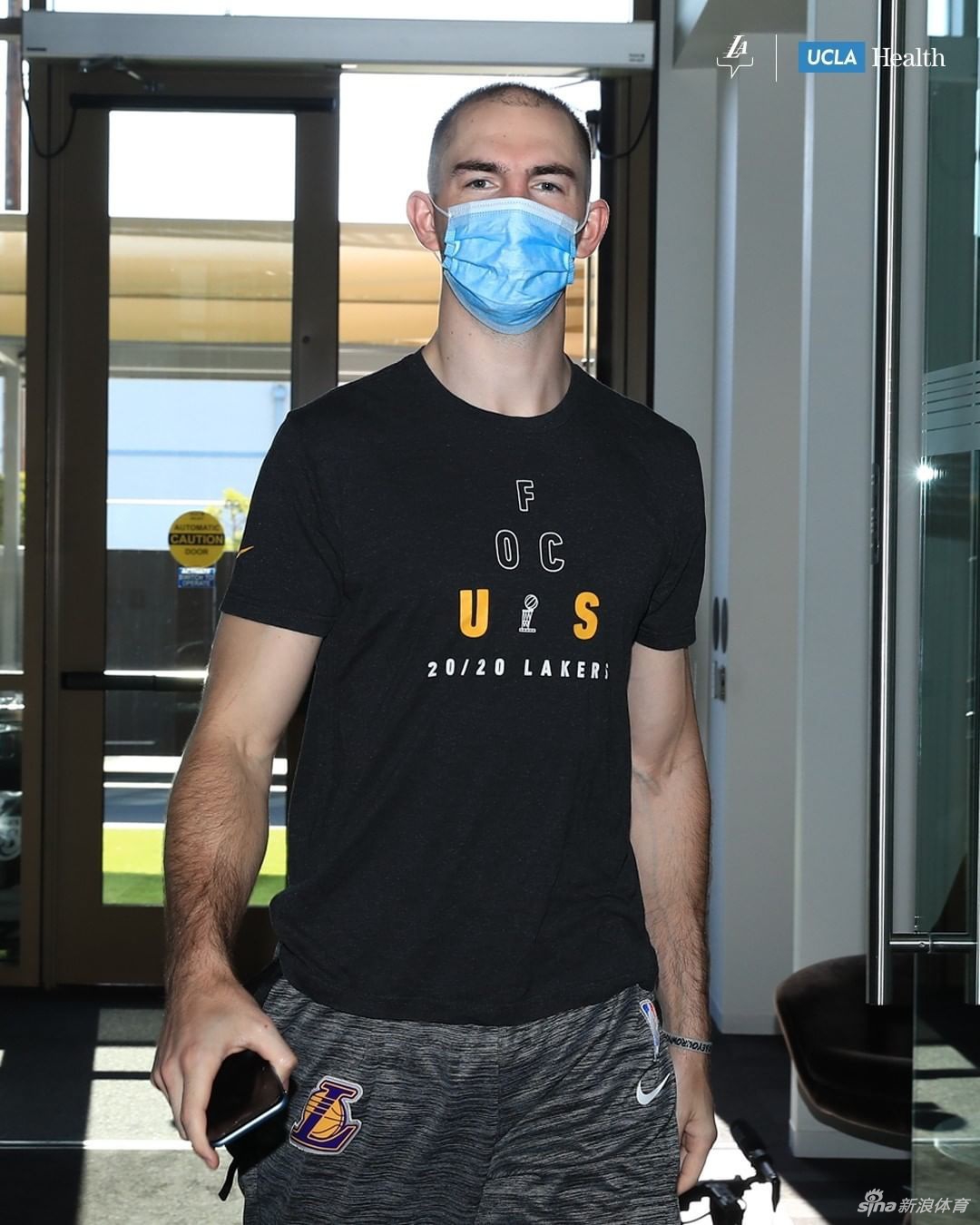 湖人官媒号召球迷都戴上口罩 詹姆斯训练秀大肌肉