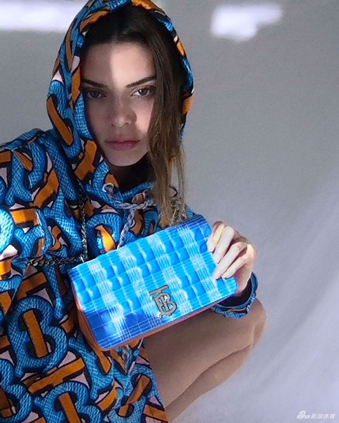 肯豆拍摄最新奢侈品广告 娇俏美人玉体横陈