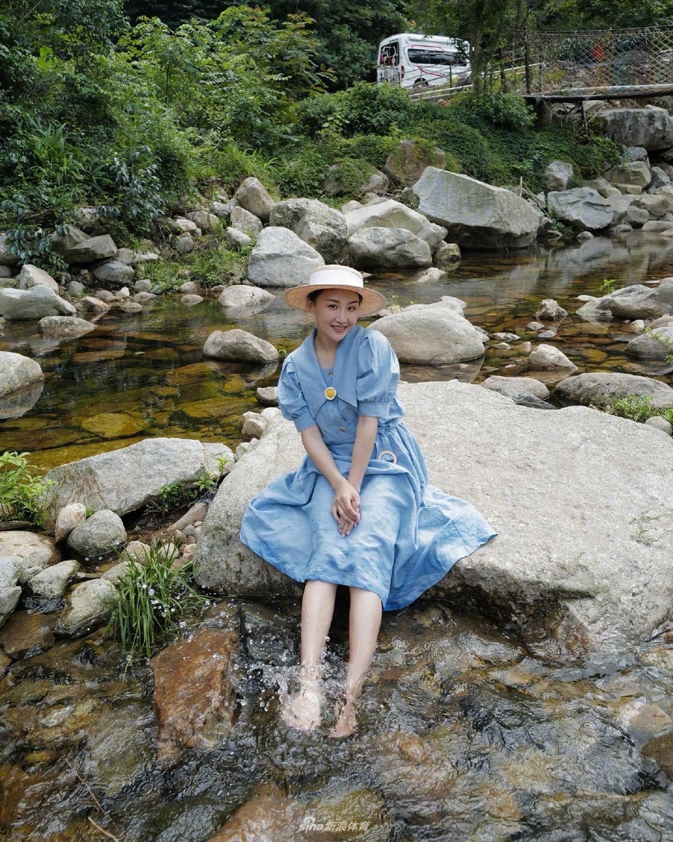 蹦床女神何雯娜与家人郊游 赤脚玩水少女感十足