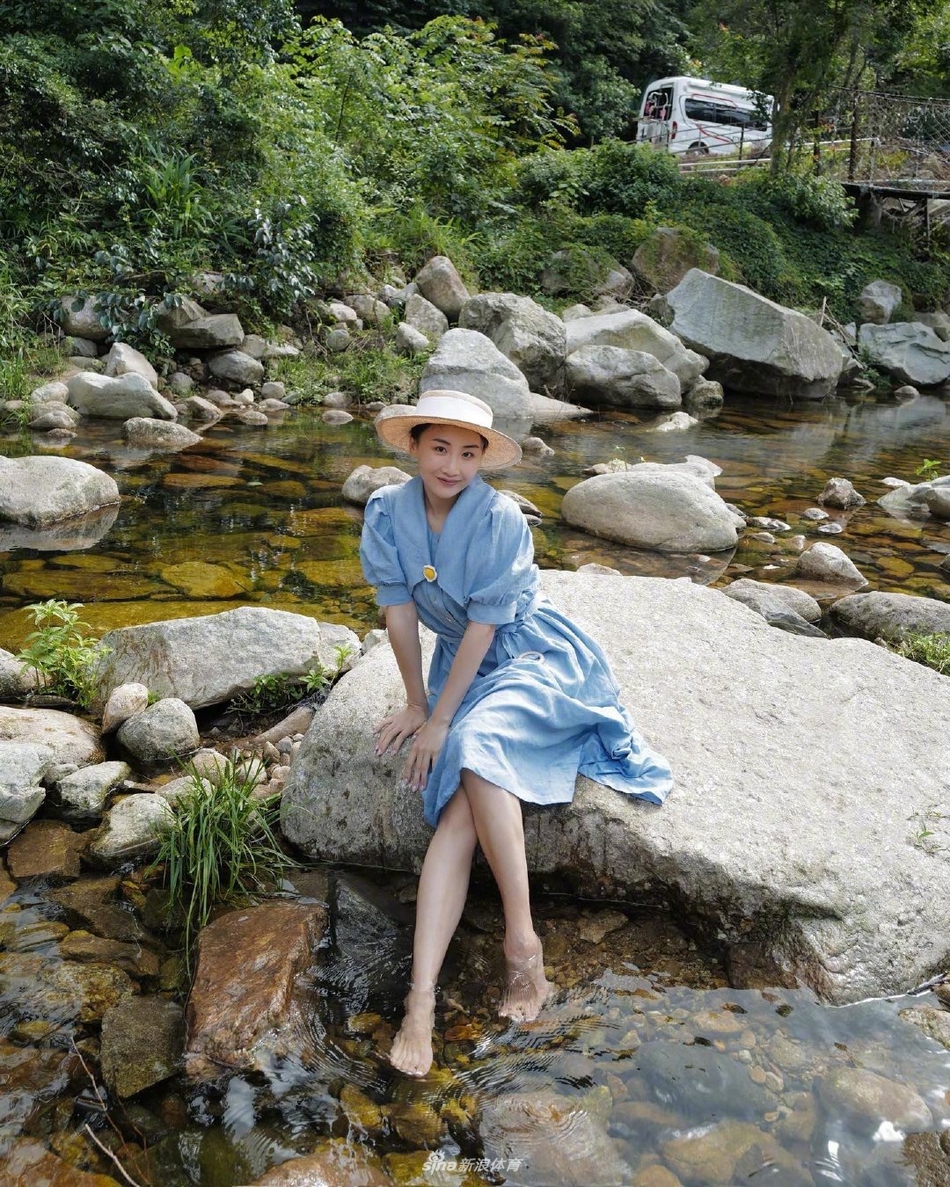 蹦床女神何雯娜与家人郊游 赤脚玩水少女感十足