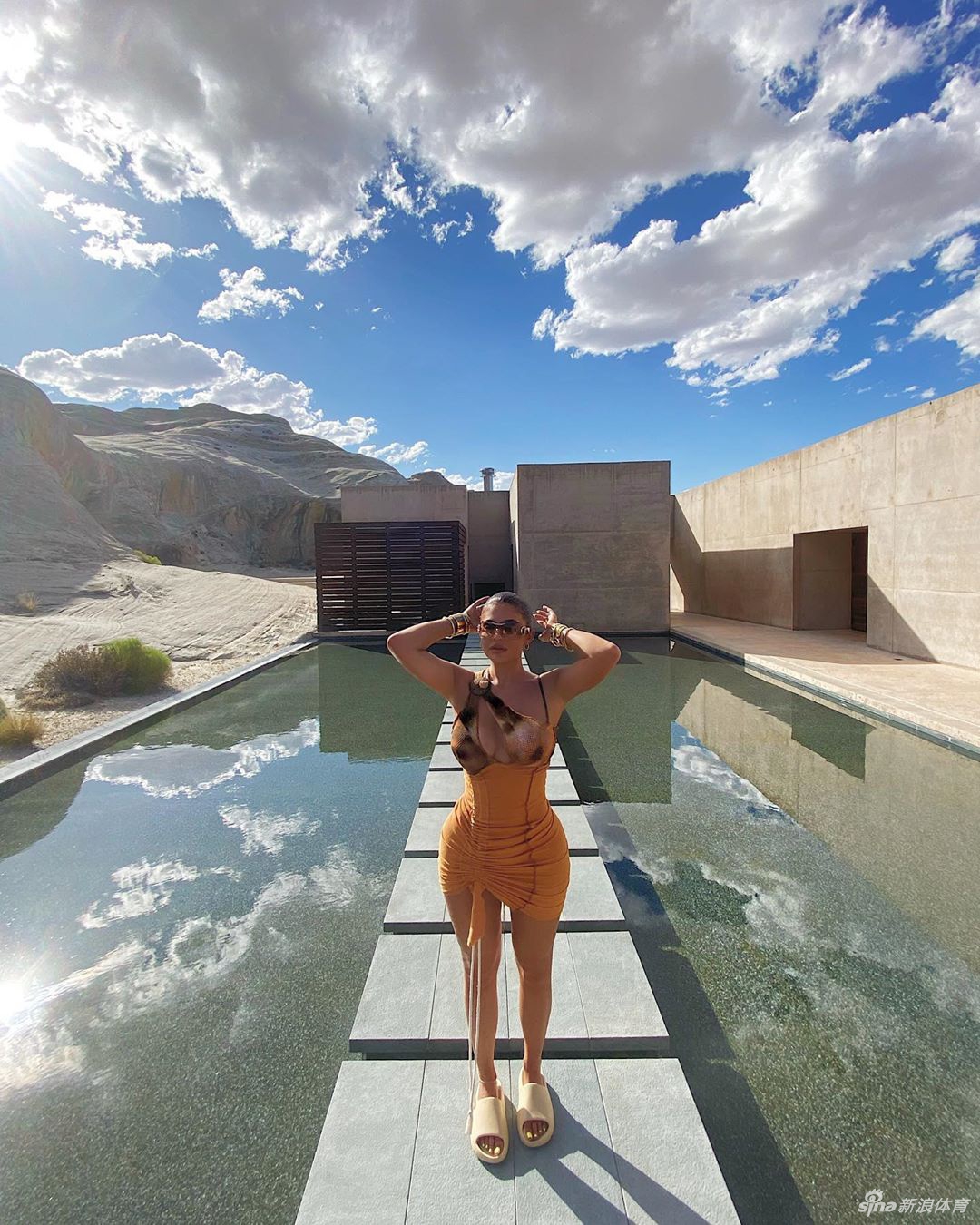 凯莉詹娜度假晒美图秀好身材 S型蛇腰太撩人