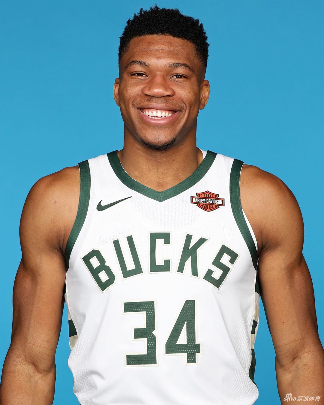 平头到烫头！雄鹿队大腕字母哥从稚嫩走向成熟