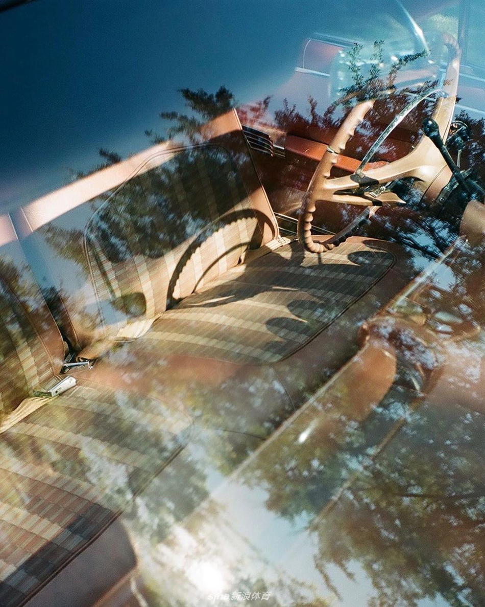 布克晒照秀豪车 曾开这辆车带詹娜兜风