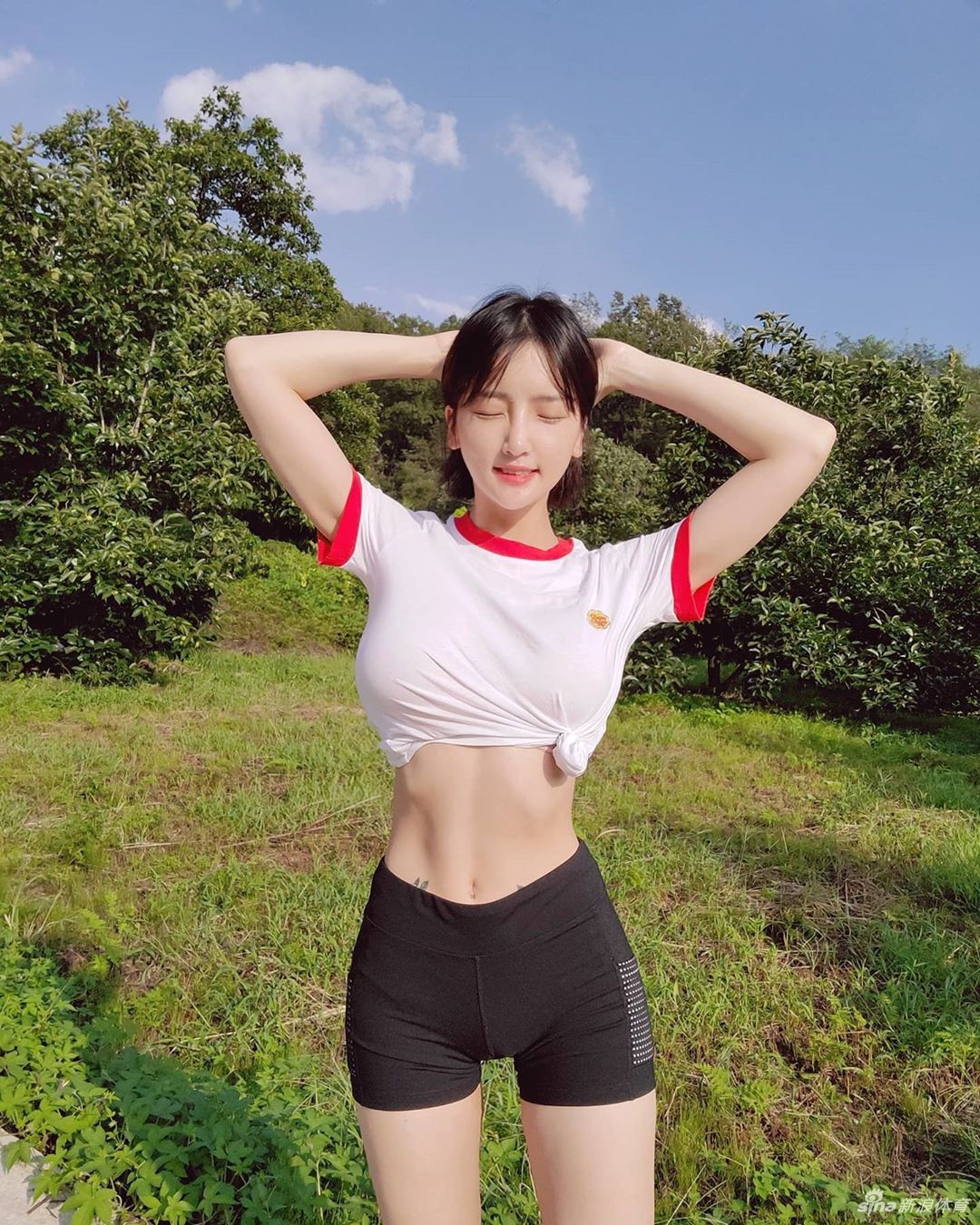 美女瑜伽健身老师秀出优秀曲线 这身材什么水平