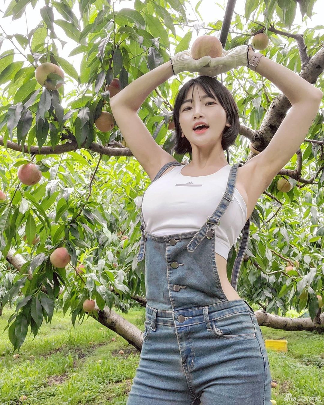 美女瑜伽健身老师秀出优秀曲线 这身材什么水平