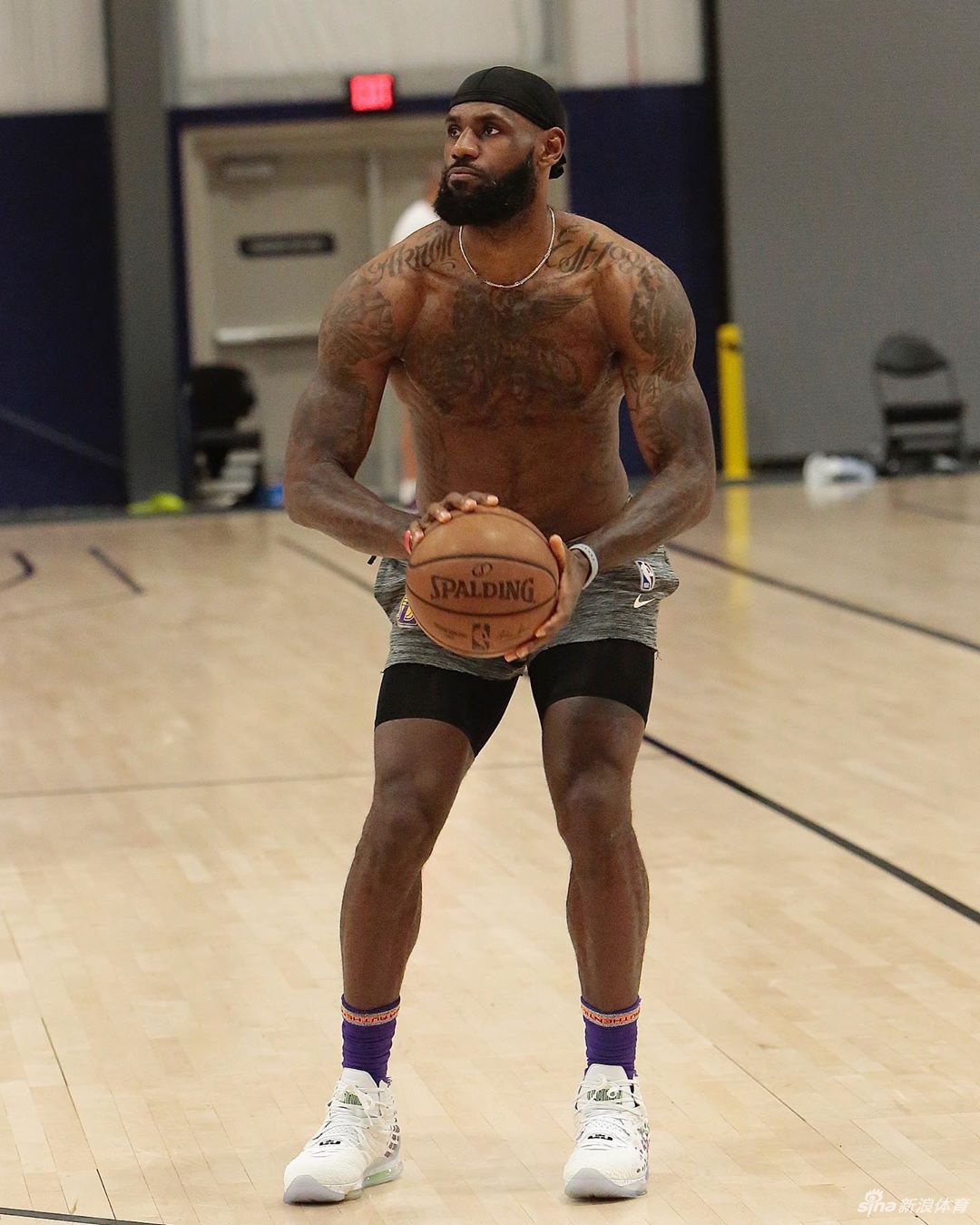 湖人训练备战西部决赛 詹姆斯光膀子练球笑看风云