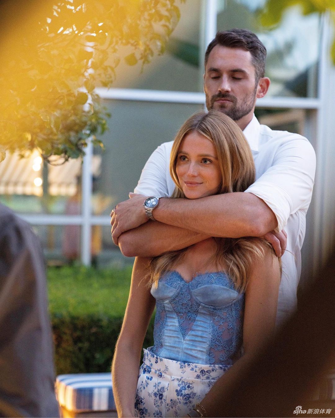 勒夫超模女友登上杂志封面 感受她的超辣长腿