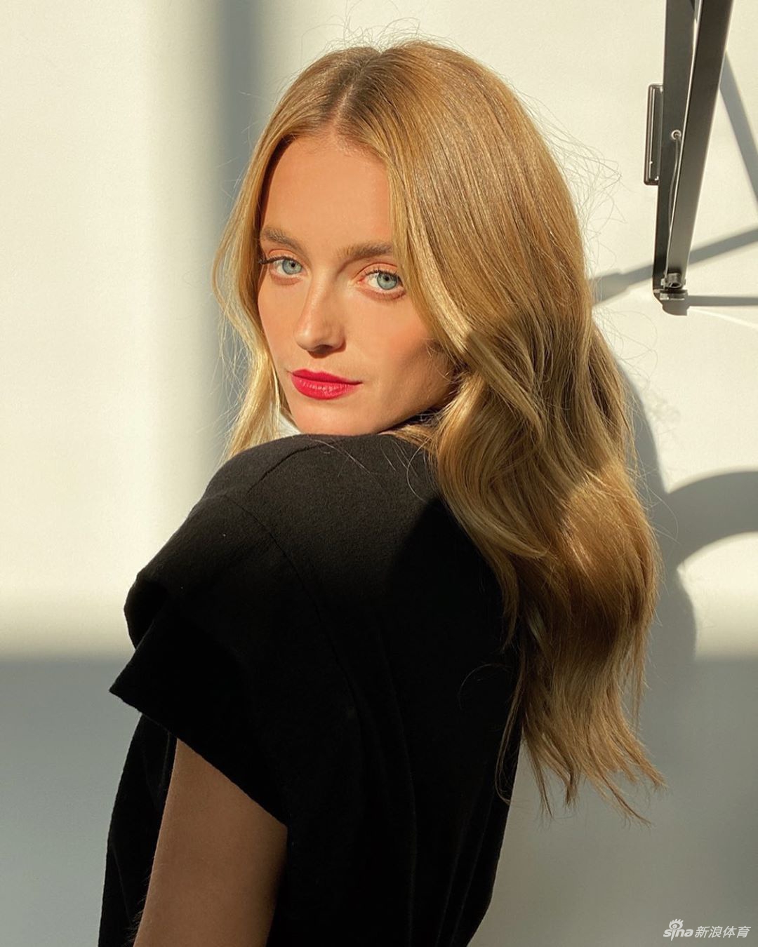 勒夫超模女友登上杂志封面 感受她的超辣长腿