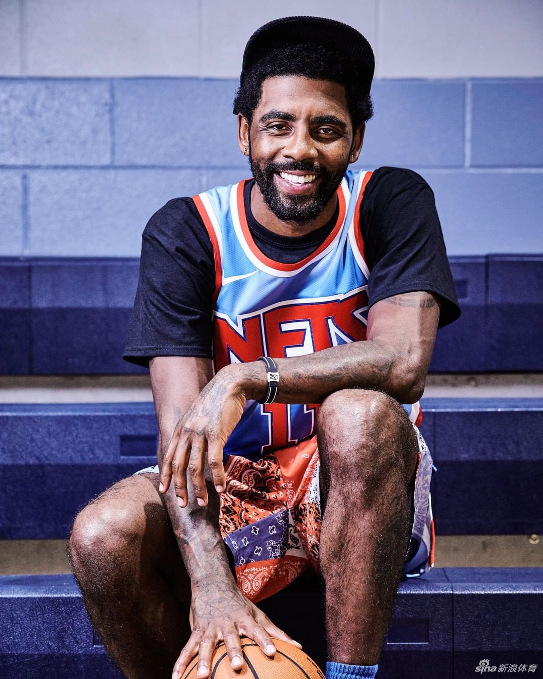 篮网队发布新赛季复古球衣 欧文出镜展示新款球衣