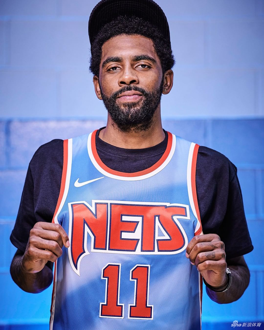 篮网队发布新赛季复古球衣 欧文出镜展示新款球衣