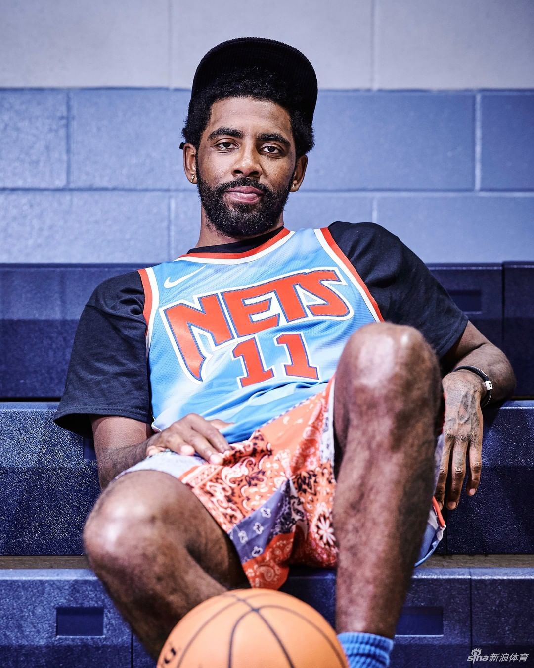 篮网队发布新赛季复古球衣 欧文出镜展示新款球衣