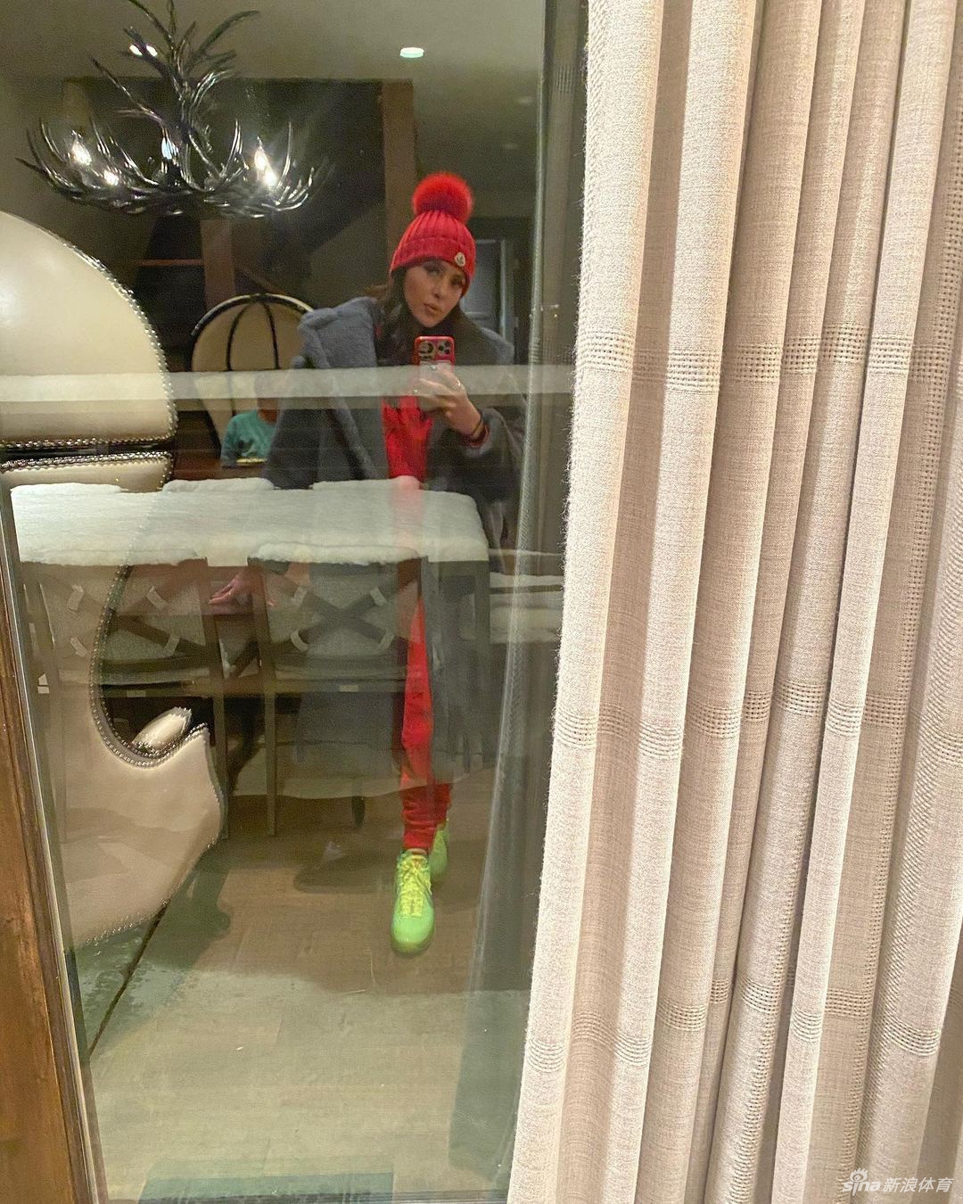 科比遗孀瓦妮莎带仨女儿拍全家福