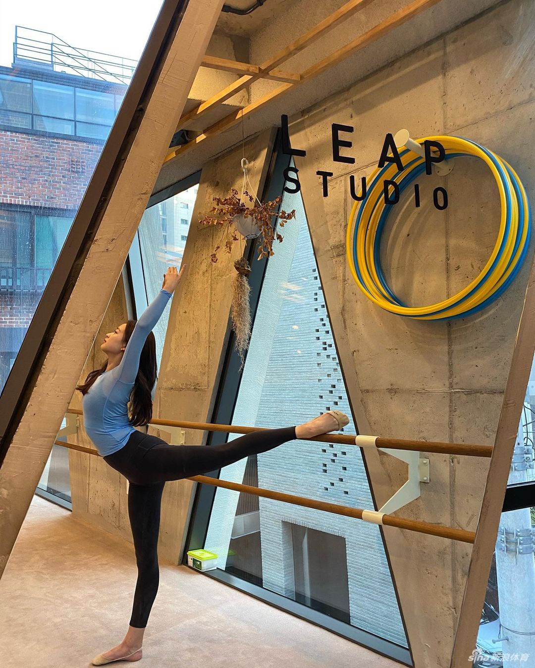 超赞！韩国艺体女神孙妍在练功秀好身材