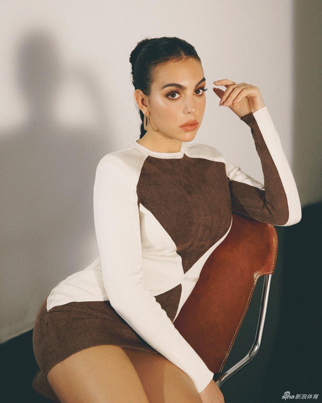 C罗女友拍写真：C罗不在时 我和孩子把爆米花当饭吃