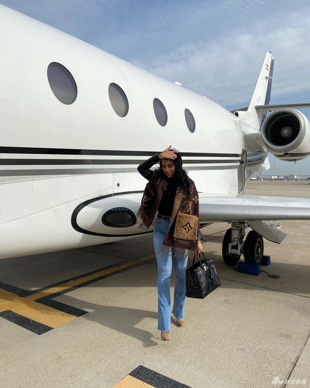 C罗女友拍写真：C罗不在时 我和孩子把爆米花当饭吃