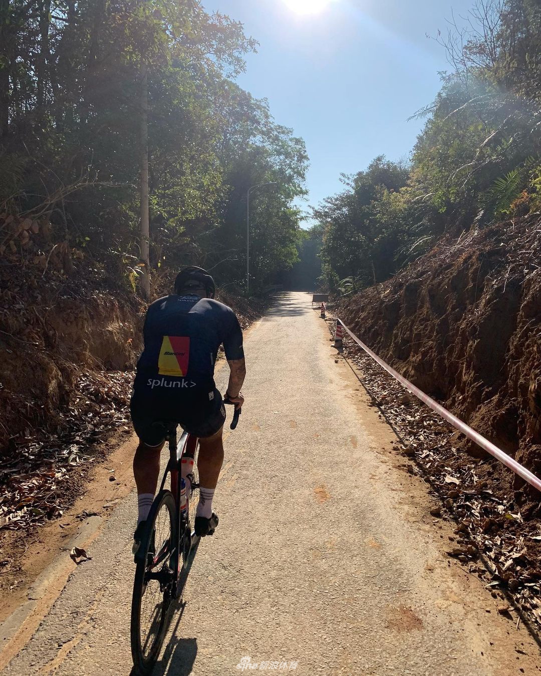 不忘锻炼！卡纳瓦罗与靓丽女伴广州街头骑行