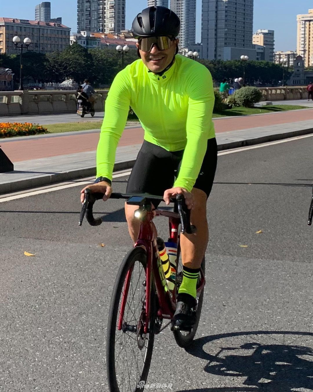 不忘锻炼！卡纳瓦罗与靓丽女伴广州街头骑行