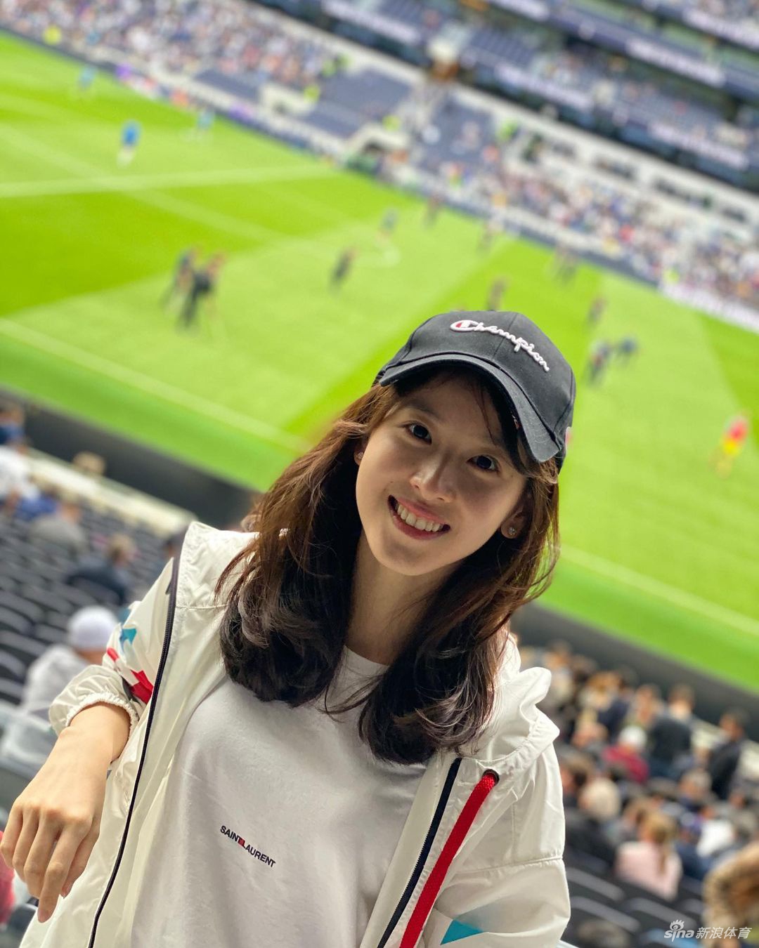 章泽天晒最新健身运动美照 曲线窈窕姿势专业