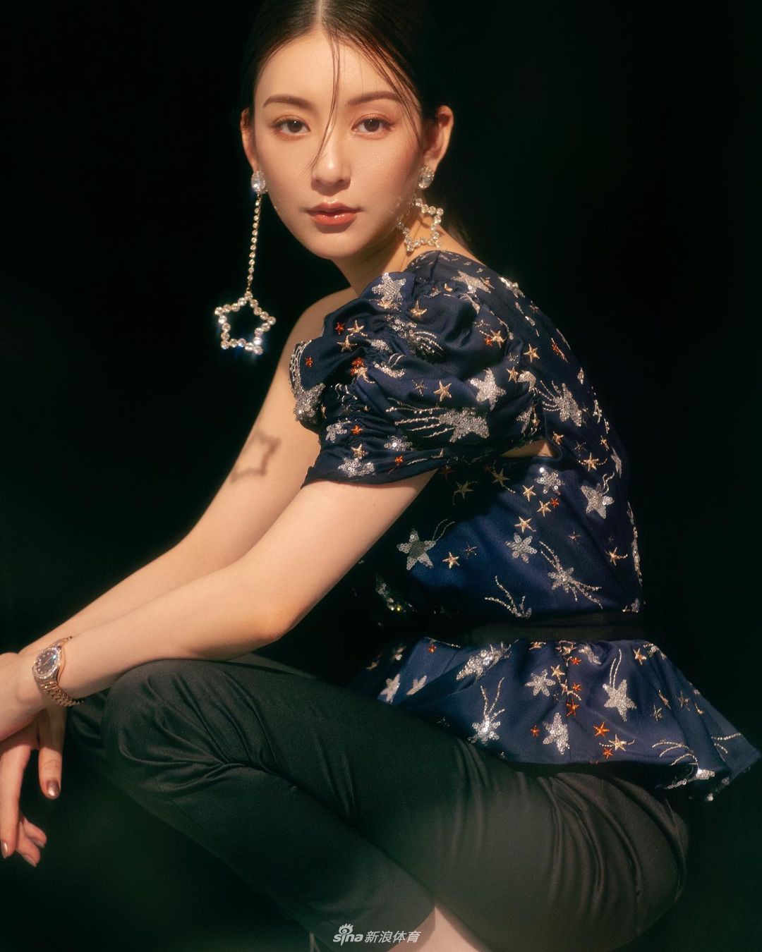 “天王嫂”方媛健身显吃力 穿紧身运动服秀好身材