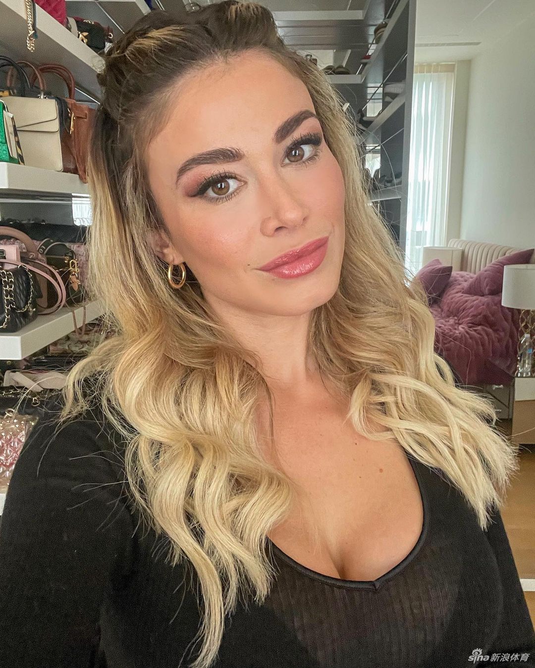 当红女主播报道国米相当抢镜 感受她的好身材