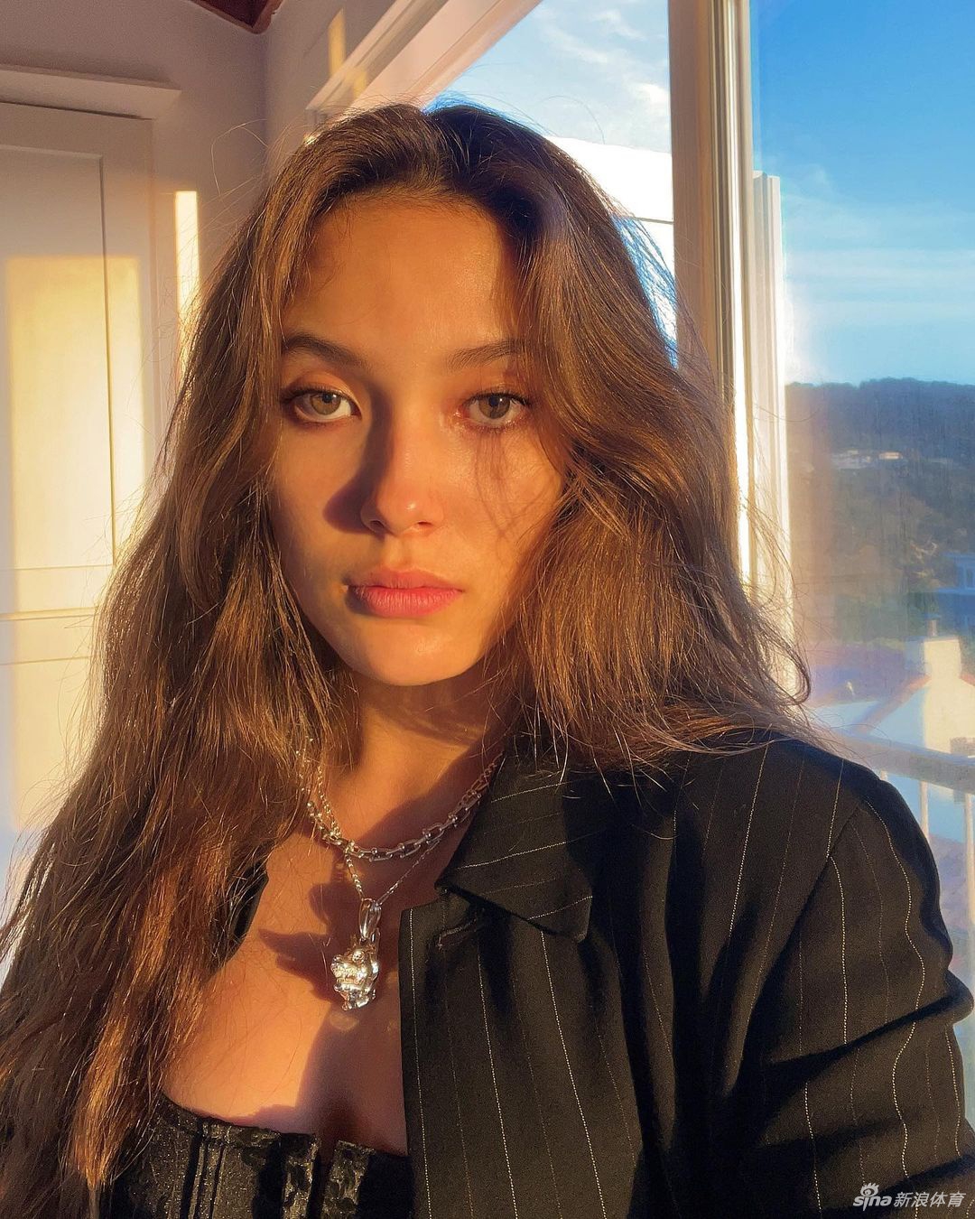 冰雪美女谷爱凌拍摄写真花絮 大长腿吸引眼球