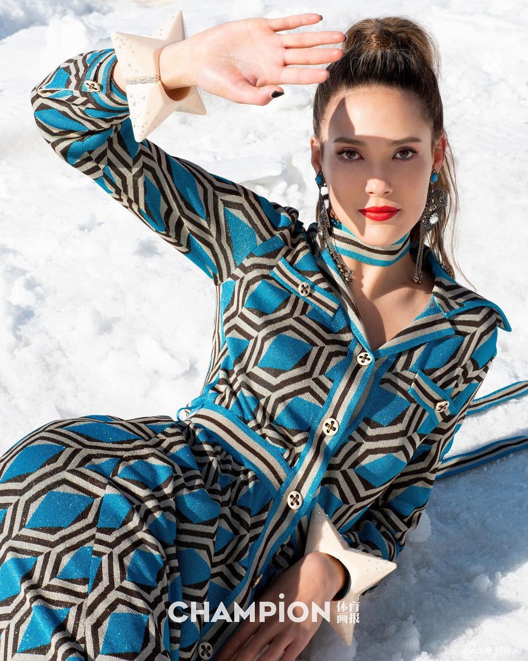 冰雪美女谷爱凌拍谁杂志写真 时尚感满分