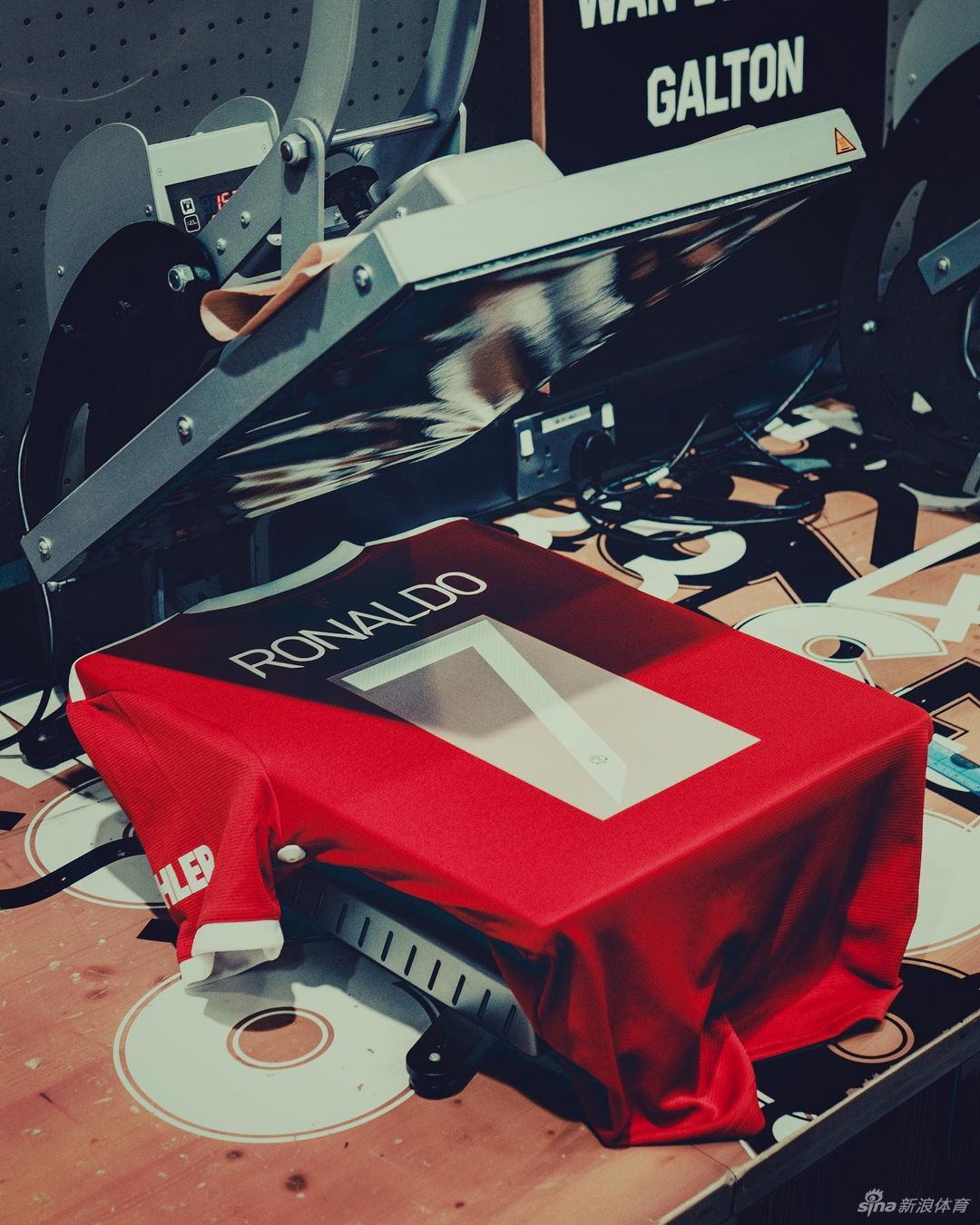 曼联官方宣布C罗将穿7号球衣