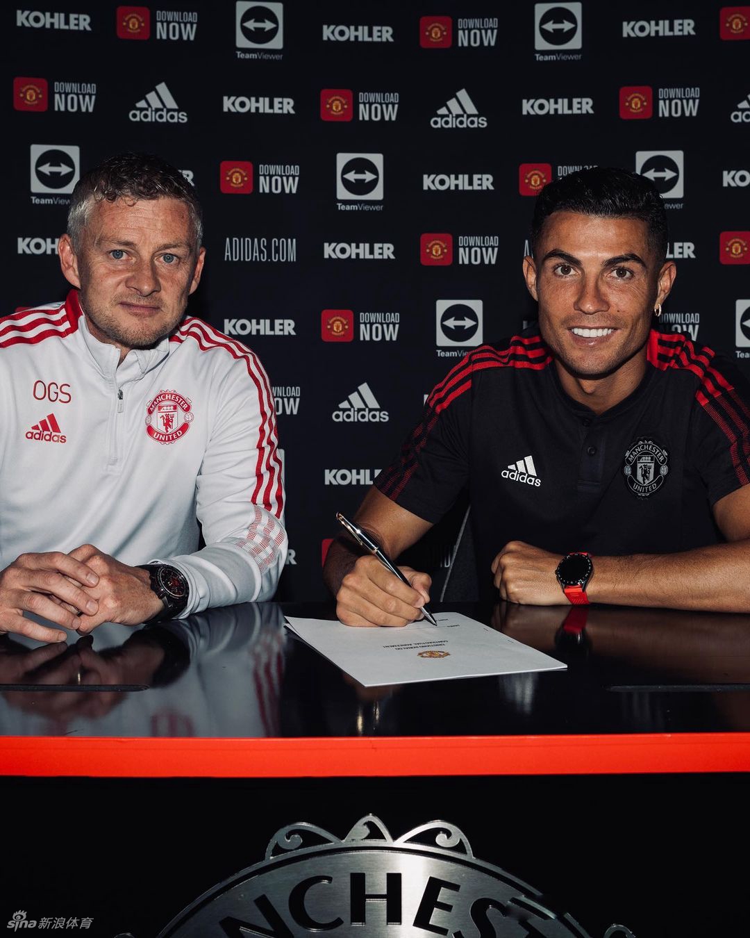 C罗正式与曼联签下合同 主场巨幅海报凸显地位