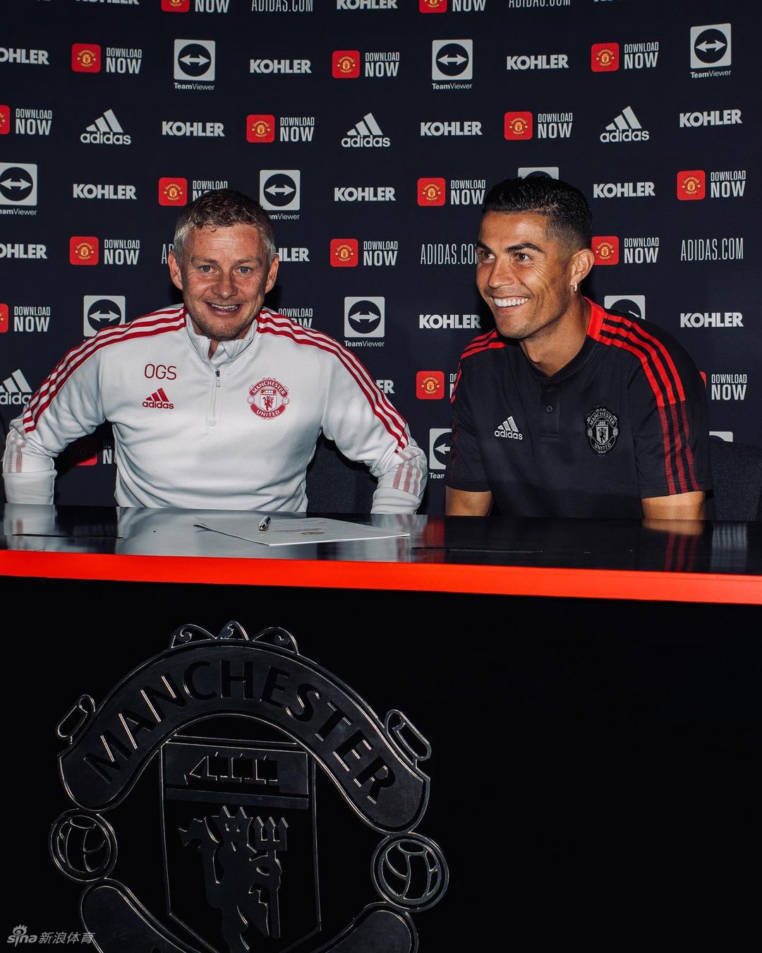 C罗正式与曼联签下合同 主场巨幅海报凸显地位